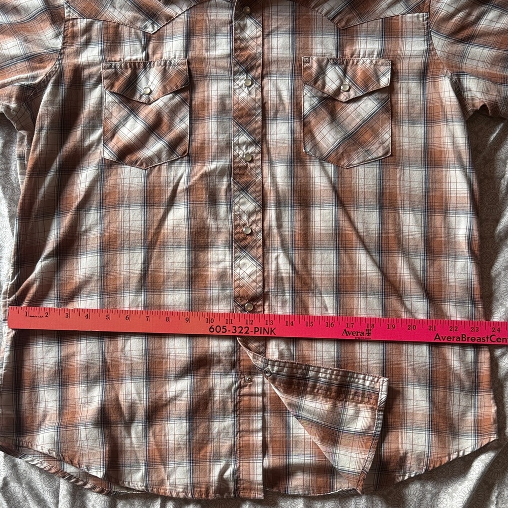Wrangler Men's Tan and White Plaid Button Down Shirt - Picture 4 of 5